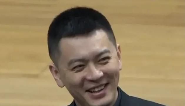 这小子是一个地道的色胚，平时在燕京每天都游历花丛之间，经常在各种会所里和各路模特明星以及外围女混在一起，每天花天酒地，最夸张的时候，甚至夜御数女。